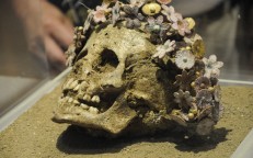 El cráneo de una niña griega antigua con una corona de flores de cerámica.