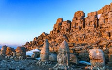 Leyendas y maravillas arquitectónicas rodean el monte Nemrut, un antiguo santuario de tumbas reales.