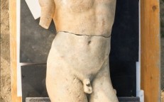 Fabulosa estatua de Apolo de mármol de 2 metros y artefactos adicionales descubiertos en San Casciano dei Bagni, Italia